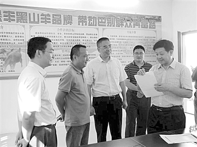 廣西壯族自治區水產畜牧獸醫局局長蔣和生（右一）深入田陽調研生態養殖工作。